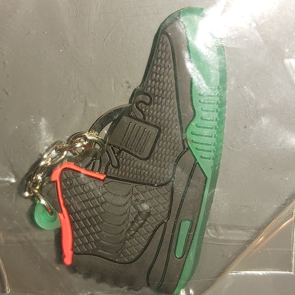 Nike YEEZY 2 2D keychain - Picture 2 of 2